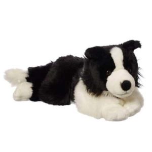 سگ عروسکی با مزه در حال دارز کشیده به رنگ سیاه