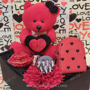 کادو خرس عروسکی قرمز با کیف قرمز کوچولو قلب دار و دراژه شبیه لب و استیکر گروه بی تی اس و گل مصنوعی